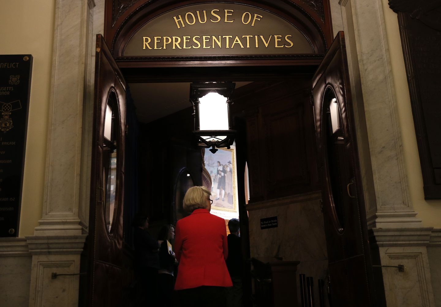 ऐतिहासिक वोट में, मास हाउस ने कानूनी आव्रजन स्थिति के बिना निवासियों के लिए ड्राइवर के लाइसेंस की अनुमति देने के लिए बिल पारित किया
